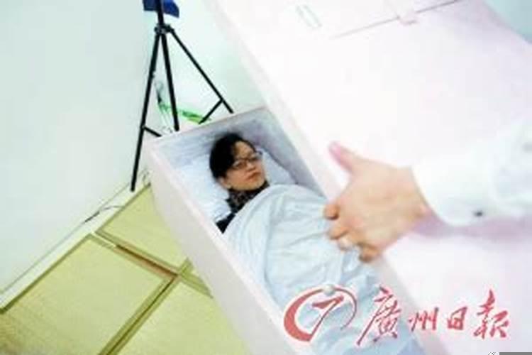 梦见妈妈躺在棺材里死而复生 梦见妈妈趟床上死了一个人啥意思啊