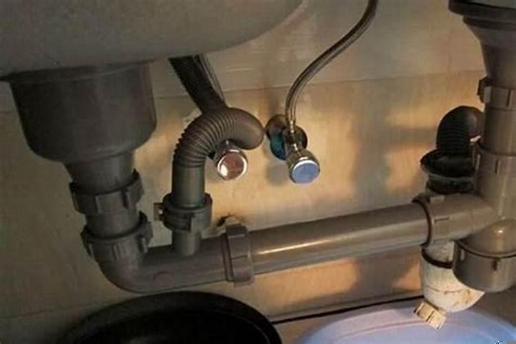 楼下把厨房下水管堵死了，我家反水