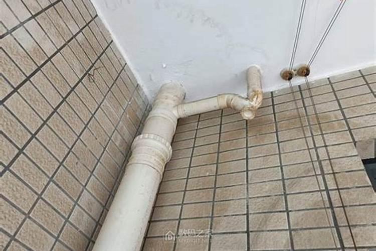 楼下把厨房下水管堵死了，我家反水