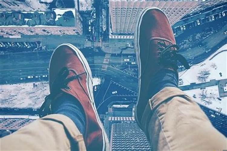 梦到有人坠楼死亡什么意思？梦见儿子从楼上掉下死是什么意思啊