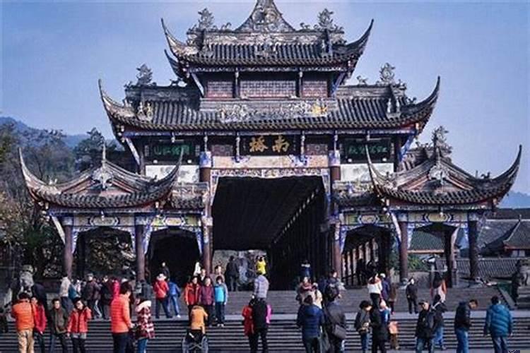 梦见寺庙有什么预兆嘛？梦见学校里有佛像