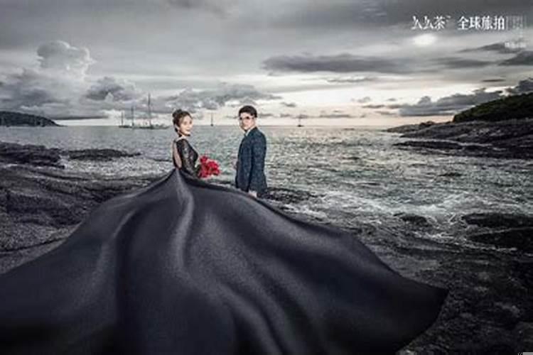 黑婚纱和白婚纱的意义，接新娘的时候新娘穿婚纱吗