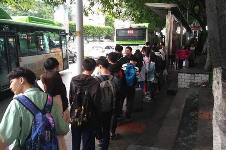 梦到乘坐公交车很多人？梦见很多人坐大巴车是什么意思