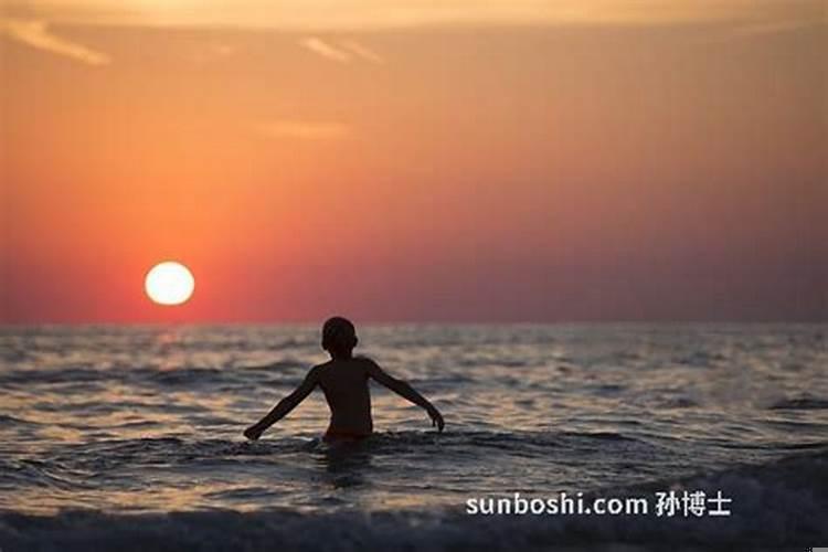 梦见洗澡有男生（梦见男人洗澡什么预兆呢）