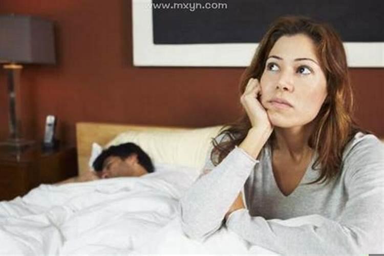 梦见自己和男人在一起搂抱和嬉笑(梦见跟很多人一起洗澡)