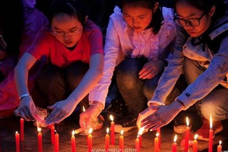 梦见拜祭亲人的坟墓（梦见和家人去扫墓）