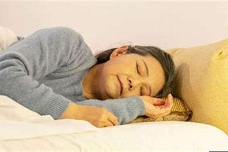 做了个噩梦被吓醒了周公解梦（梦见被蛇咬了手是什么意思）