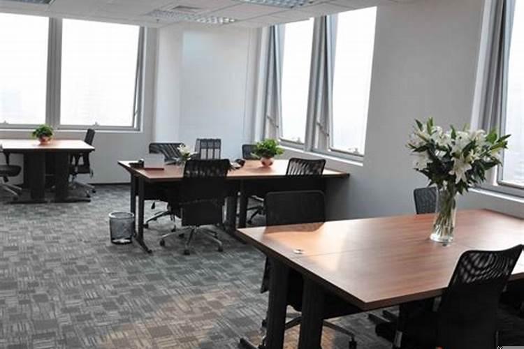 写字楼办公桌摆放