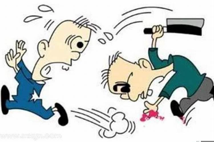 梦见亲人拿菜刀砍我 梦见自己妈妈拿刀砍自己