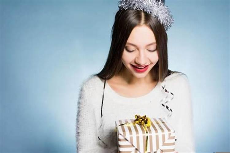 金牛男接受了异性的礼物