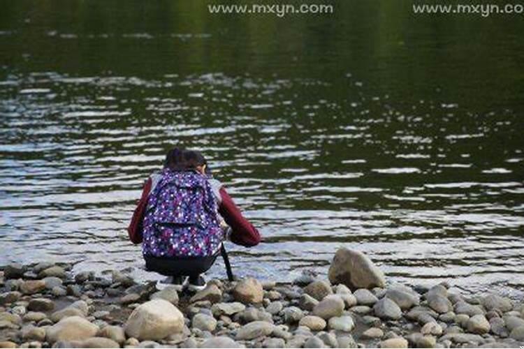 梦见掉到河里去了是什么意思?梦见朋友掉河里去了