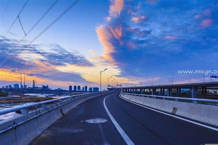 梦到开车撞人了什么预兆？梦见自己骑车撞人了是什么意思