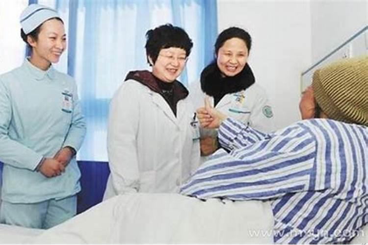 梦见亲人拿菜刀砍我 梦见自己妈妈拿刀砍自己