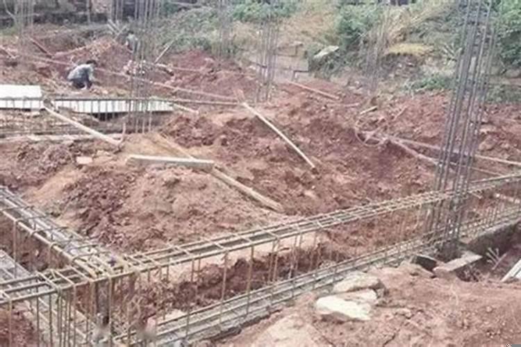 挖地基好还是打桩好