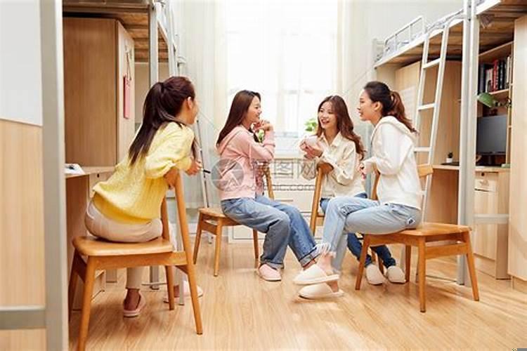女人梦见大学异性同学(梦见跟同学说话)