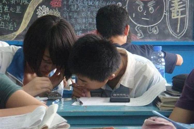 女人梦见大学异性同学(梦见跟同学说话)