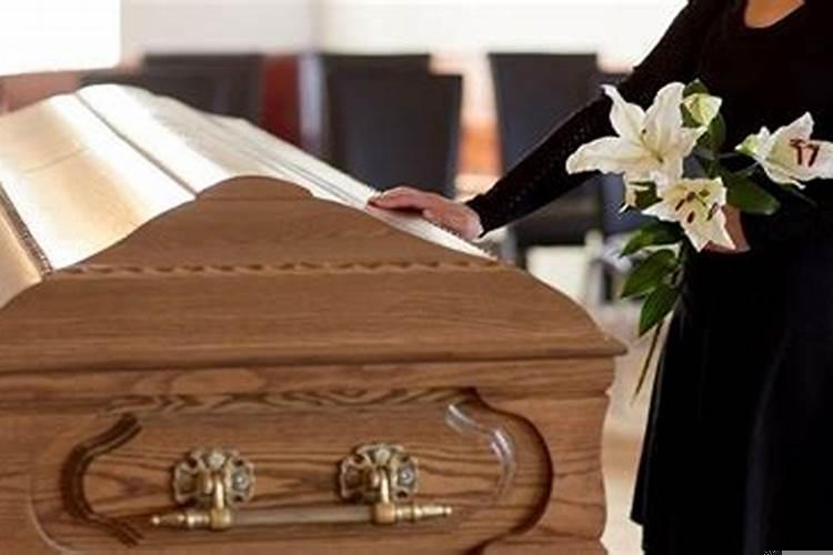 梦见死去的奶奶突然复活(梦到奶奶死了又复活了)