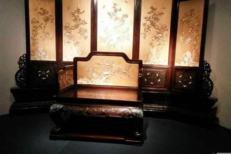 古人的屏风在卧室的什么位置?