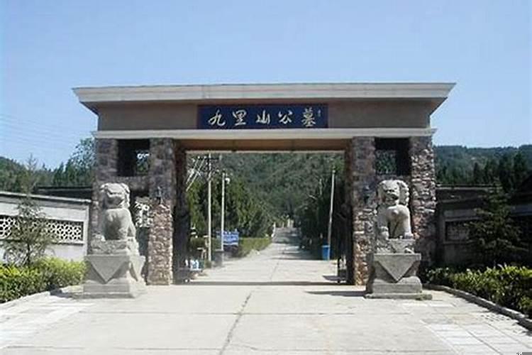 墓碑偏右方风水影响