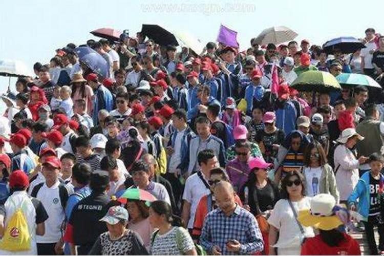 女人做梦梦到很多人？梦到了好多人是什么意思周公解梦