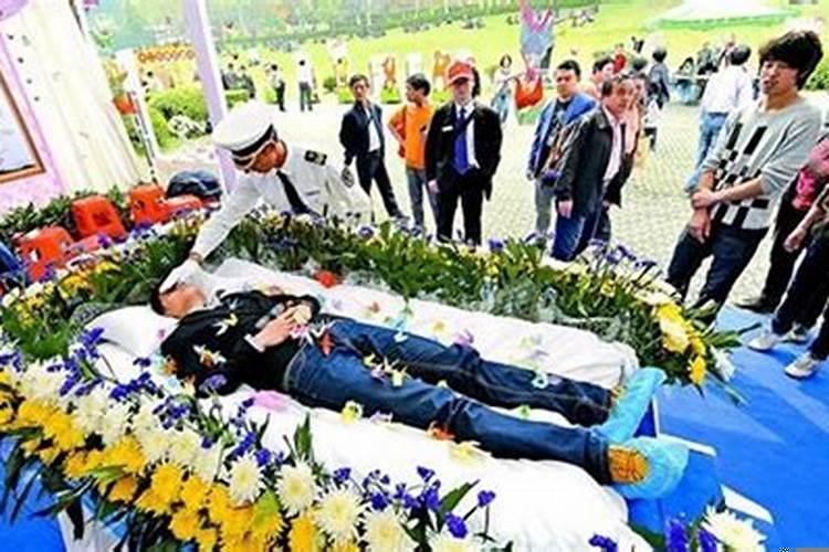 梦见担架抬死人从我身边经过觉得害怕,梦见抬死人是什么意思啊