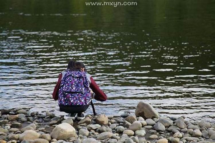 做梦梦到在河边走掉进河里(梦到爱的人来找我)