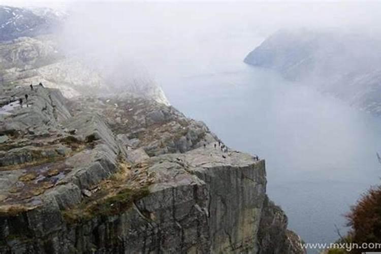 梦见厕所在悬崖上