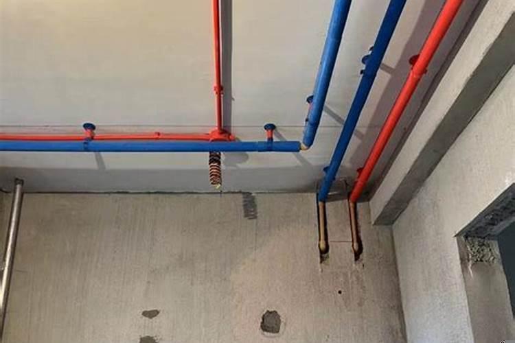 房屋装修水管走顶好还是走地好