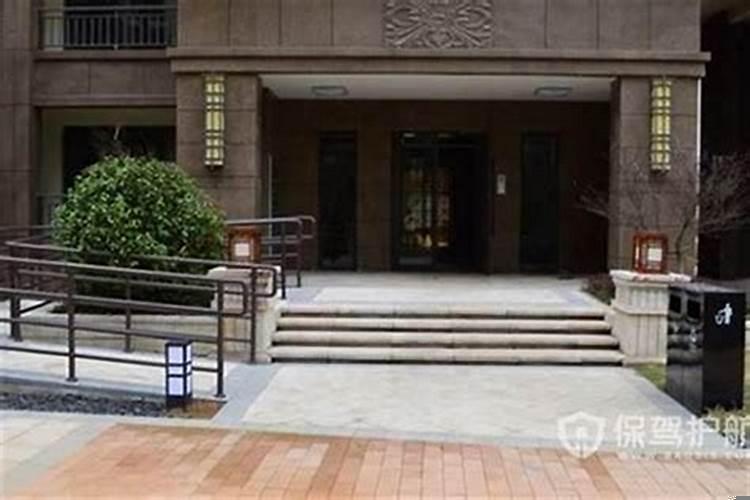 房屋装修水管走顶好还是走地好