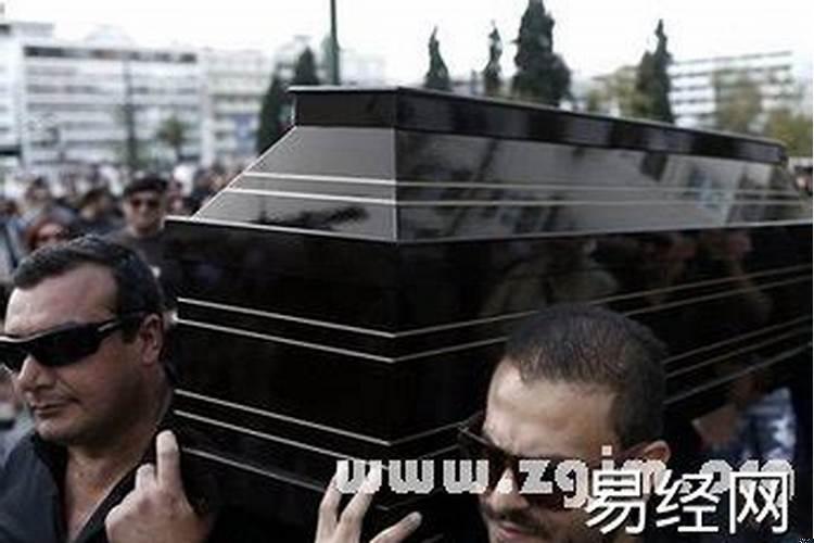 梦见自己抬棺材上楼