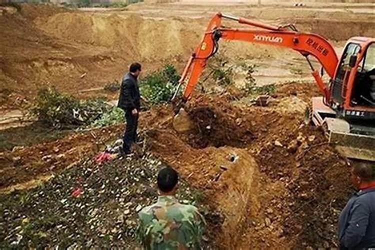 坟墓里面是什么