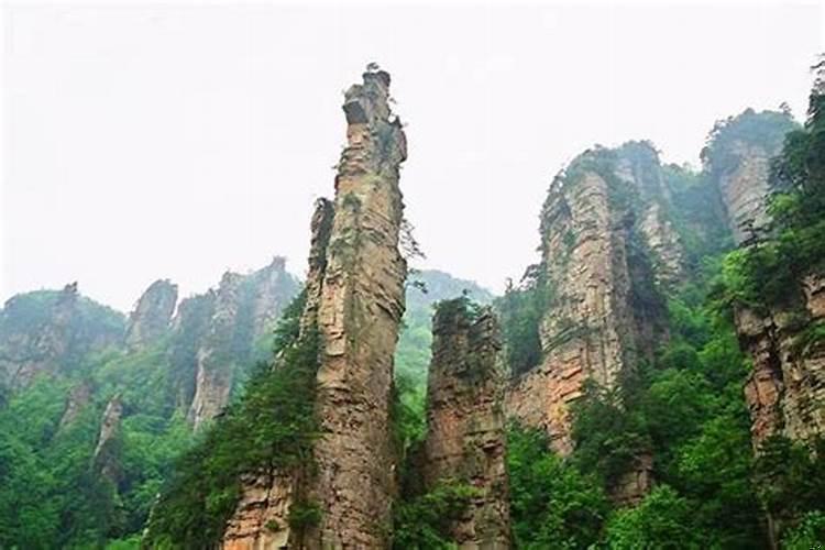 梦到水中有两座大山什么意思