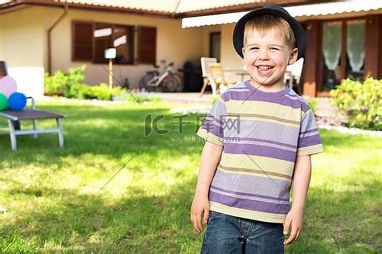 梦见可爱小男孩对我笑是什么意思啊