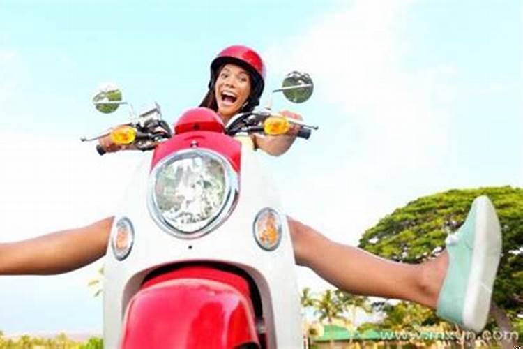 梦见自己在黑夜里骑车赶路