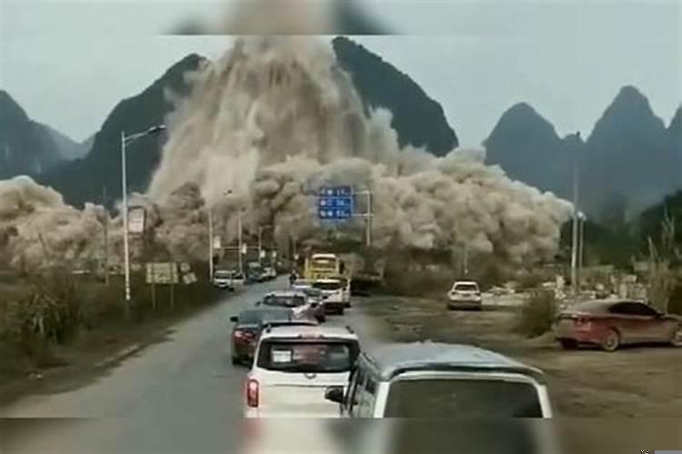 梦见一座大山被炸