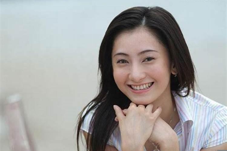 梦见自己和陌生人一起笑