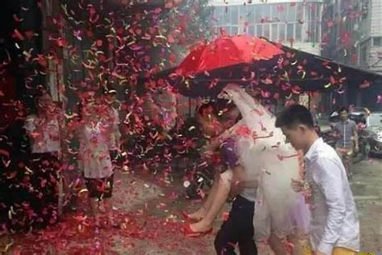 朋友结婚要我放鞭炮