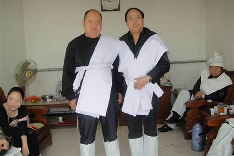 梦到穿白孝服的人