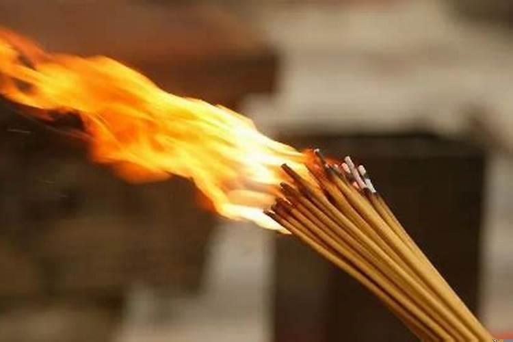 财神爷要上香吗