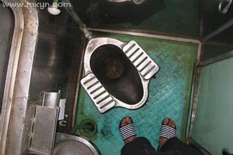 做梦经常梦见很脏的厕所