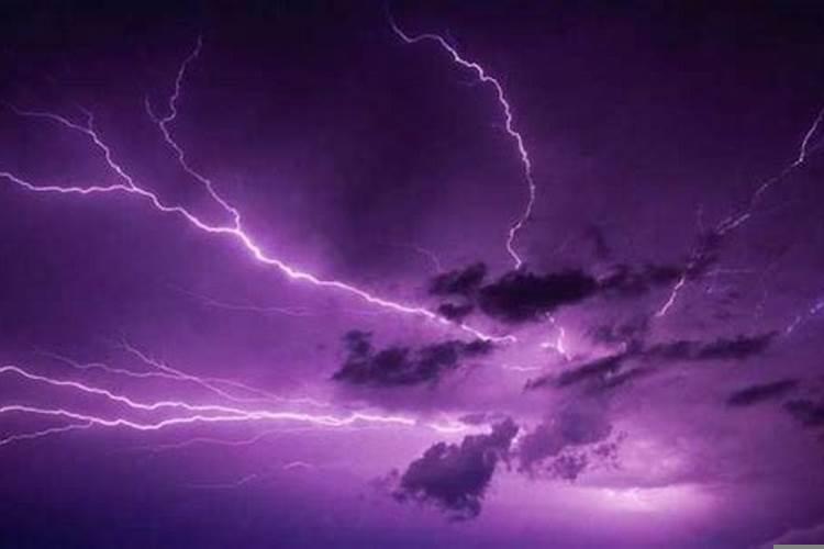 梦到打雷下雨了