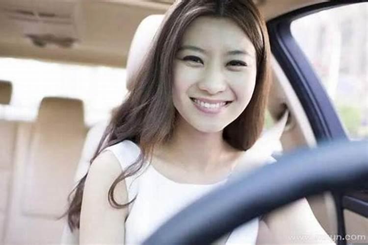 女人梦到自己在开车，后面有车在追