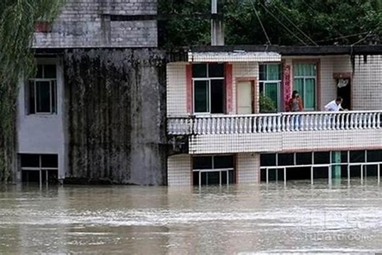 梦见下大雨房子被淹了