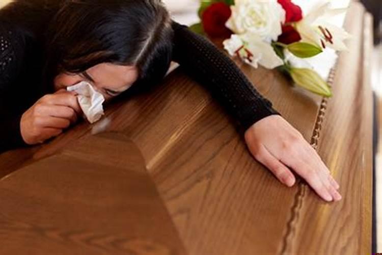 梦见别人死了还在办丧事
