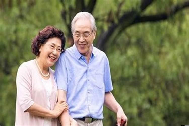 梦见死去的奶奶抱着我在哭