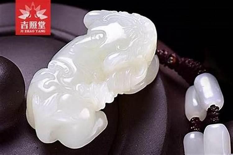 属龙人佩戴什么生肖旺自己