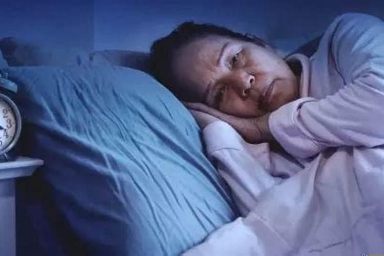 已婚女人梦见和熟悉男人亲密