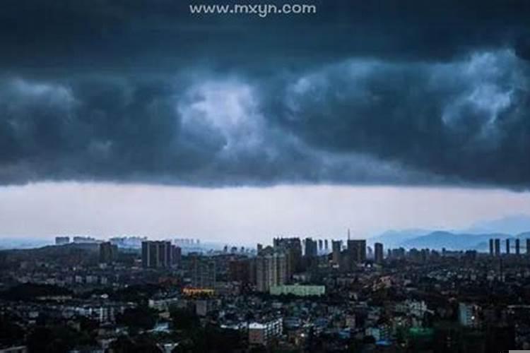 梦见天上出现黑云是什么意思