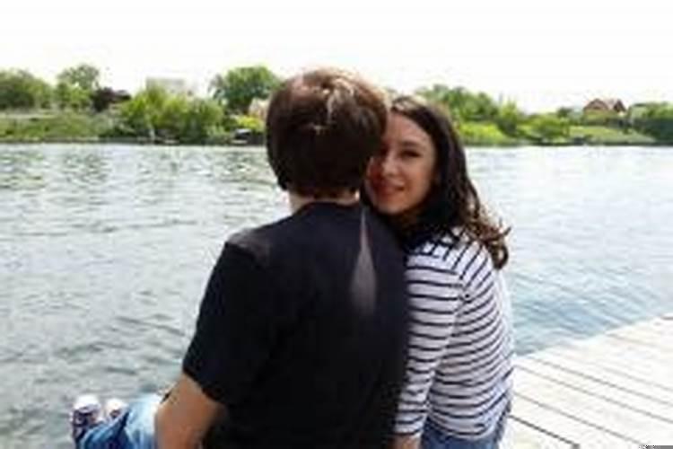 连续几天梦见和陌生男生在一起玩