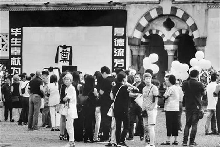 女人梦到被蛇咬手指头